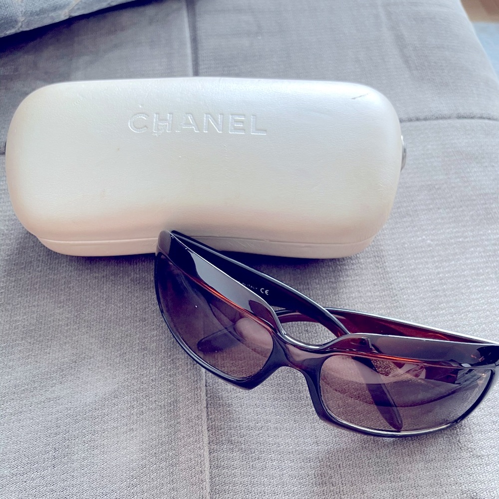 CHANEL tortoise sunglasses with mother of pearl CC